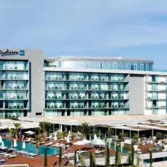 Nowoczesny hotel Radisson Blu Split z basenem i tarasem z widokiem na morze.