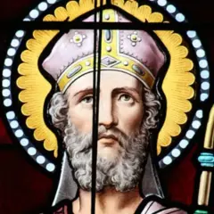 Witraż przedstawia świętego biskupa z brodą i mitrą, trzymającego pastorał. Obraz ten może przypominać o ważnych wydarzeniach, jak 21 kwietnia.