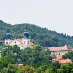 Wzgórza porośnięte lasem otaczają klasztor, który przepływa przez Kalwarię Zebrzydowską.