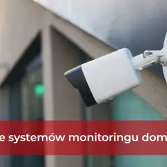 Kamera monitoringu domowego zamontowana na ścianie budynku.