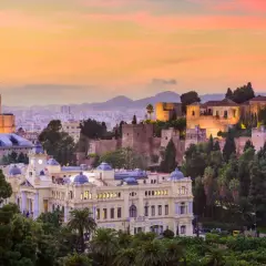 Atardecer en Málaga, con la Alcazaba iluminada y la Catedral al fondo. Un lugar perfecto para disfrutar de actividades culturales y vistas impresionantes.