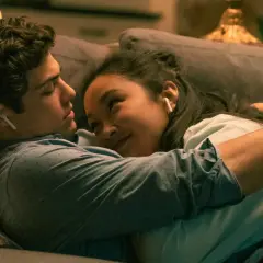 Lara Jean i Peter przytulają się na kanapie, słuchając muzyki. To scena z filmu "Do wszystkich chłopców których kochałam 3".
