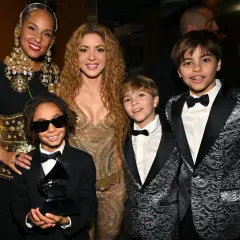 Shakira z synami, Milan (10 lat) i Sasha (8 lat), oraz Alicią Keys na gali Grammy.