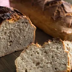 Pane integrale appena sfornato, con crosta dorata e mollica soffice, pronto per essere gustato.