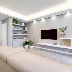Mobile TV in cartongesso, con mensole e vani contenitori integrati. Soggiorno moderno con divano chiaro e pavimento effetto legno.