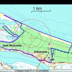 Mapa z zaznaczoną trasą rowerową w Sobieszewie, wzdłuż Martwej Wisły. Widoczna skala 1 km.