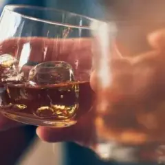 Alkohol a cukier: Od wzrostu po groźny spadek. Jak pić bezpiecznie?