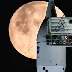 Rakieta Artemis 3 na tle księżyca.