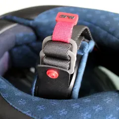 Detalle de los tipos de cierre de casco de moto: correa con hebilla de liberación rápida y logo HJC.