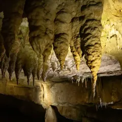 Imponujące stalaktyty i stalagmity w Jaskini Prometeusza w Gruzji tworzą niezwykłą podziemną krainę.