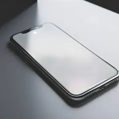 Elegancki iPhone na szarym tle. Numer modelu iPhone co oznacza? To klucz do jego możliwości.