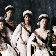 Die Kinder von Nikolaus II. posieren in festlicher Kleidung. Vier Mädchen in weißen Kleidern und ein Junge in Uniform.