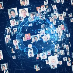 Un globo terráqueo digital rodeado de retratos de personas de diversas etnias y edades.