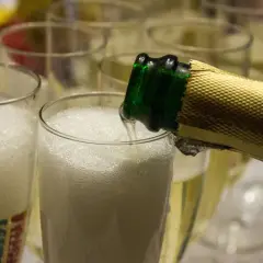 Schaumiger Prosecco DOC wird in Gläser gegossen, bereit für einen festlichen Anlass.