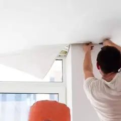 Montaż białego sufitu napinanego. Sprawdź, jaka jest sufity napinane cena i zamów montaż.