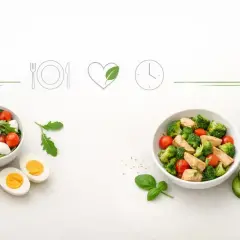 Zdrowe posiłki na diecie: sałatka z pomidorkami i mozzarellą, jajka, chleb, sałatka z kurczakiem i brokułami, dip.