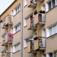 Czy można palić na balkonie w bloku? Poznaj przepisy i ograniczenia