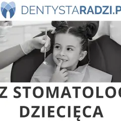 Uśmiechnięta dziewczynka u dentysty. Specjalista wykonuje lapisowanie zębów, dbając o zdrowie malucha. NFZ stomatologia dziecięca.