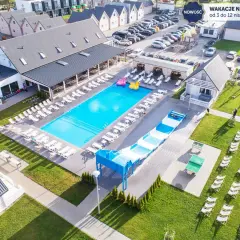 Idealny holiday park & resort gdzie najlepiej? Basen, zjeżdżalnia, leżaki i mnóstwo zieleni. Wakacje na raty od 3 do 12 niskich rat!