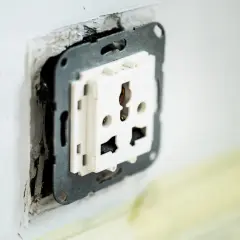 Widoczne wystające puszki elektryczne, gniazdko w trakcie montażu.
