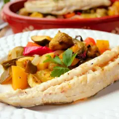 Merluza al horno con verduras asadas, un plato saludable y delicioso.