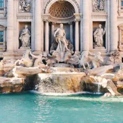 Fontana di Trevi, uno dei più celebri posti a Roma, con le sue sculture barocche e l'acqua cristallina.