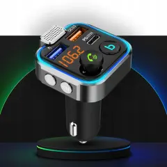 Nowoczesny transmiter FM z wyświetlaczem 106.2, portami USB i przyciskiem Bluetooth.