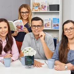 Grupa osób z książką "Niezbędnik rodzica wcześniaka".