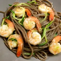 Pasta di grano saraceno con gamberi e zucchine, un piatto leggero e gustoso. La ricetta pasta grano saraceno con verdure è perfetta per un pranzo sano.