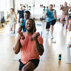Männer trainieren mit Hanteln im Fitnessstudio. Ob es reicht, eine Muskelgruppe einmal pro Woche zu trainieren, ist eine Frage der Ziele.