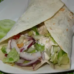 Pyszny kebab w tortilli z kurczakiem, warzywami i sosem. Idealny sposób, jak zrobić kebab w tortilli w domu.