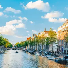 Gdzie leży Amsterdam? Odkryj jego unikalną lokalizację w Holandii