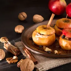Deliciosas manzanas al horno con canela, nueces y arándanos, un postre casero perfecto.