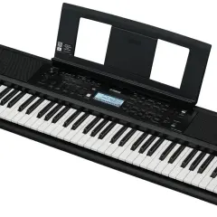 Czarny elektroniczny instrument klawiszowy Yamaha z nutami na stojaku. Idealny do nauki gry.