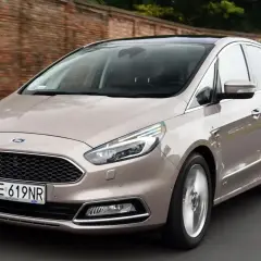 Brązowy Ford S-Max na drodze, z widocznym problemem: usterka silnika, brak mocy.