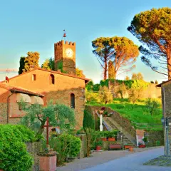 Un incantevole borgo a Buggiano, con un'antica torre dell'orologio che domina il paesaggio al tramonto.
