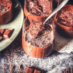Lücklich, dass es **Mousse au Chocolat ohne Ei** gibt! Diese Schokoladen-Traum wird in Gläsern serviert und mit Schokostreuseln verziert.