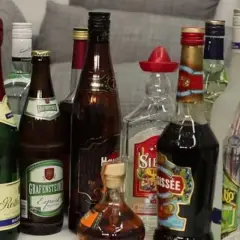 Eine Auswahl an Flaschen, darunter Sekt. Wer auf die flasche sekt kalorien achtet, sollte die Auswahl genau prüfen.