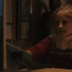 Młoda Carlotta von Falkenhayn sięga po słuchawkę telefonu, jej oczy błyszczą ciekawością.