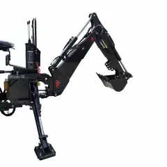 Ein schwarzer Dreipunkt-Bagger mit Schaufel und Stützbeinen, bereit für den Einsatz.