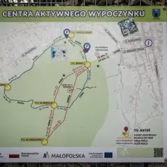 Mapa szlaku turystycznego z zaznaczonymi punktami kontrolnymi, trasami i odległościami. Widać fragment leśnego molo.