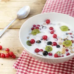 Schüssel mit Quark und Beeren, ein einfaches Quarkspeise Rezept für den Sommer.