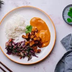 Idealne danie co zjesc po bieganiu: ryż, chrupiące tofu w sosie, surówka z czerwonej kapusty i świeża kolendra.