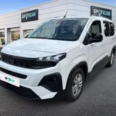 Biały van przed budynkiem Spoticar. Idealny na wycieczkę z całą grupą psa.