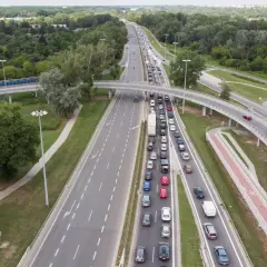 Korek na drodze, samochody stoją w korku. Informacje drogowe Leżajsk.
