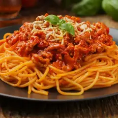 Pyszne spaghetti bolognese z mielonym mięsem, pomidorowym sosem i parmezanem. Idealne pytanie: jakie mięso do spaghetti?