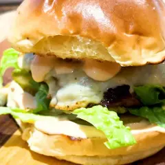 Jak usmażyć idealnego burgera? Sekrety soczystego mięsa!