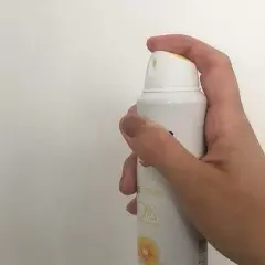 Jak prawidłowo używać dezodorantu w sprayu? Poradnik krok po kroku