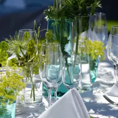 Jak udekorować stół na 25 rocznicę ślubu i zaskoczyć gości elegancją