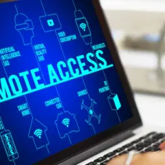 Na ekranie laptopa hasło "REMOTE ACCESS" otoczone ikonami technologii, jak AI, VR, smart home. To pokazuje, **anydesk co to** jest – narzędzie do zdalnego dostępu.